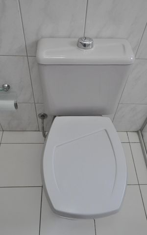 Casa à venda com 250m², 3 quartos e 9 vagasBanheiro da Suíte 2