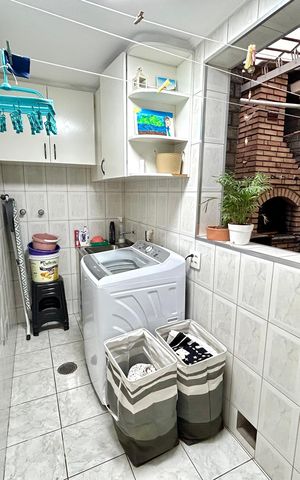 Casa à venda com 220m², 4 quartos e 3 vagas Casa à venda com 220m², 4 quartos e 3 vagasÁrea de Serviço