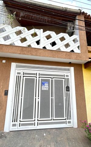 Casa à venda com 220m², 4 quartos e 3 vagas Casa à venda com 220m², 4 quartos e 3 vagasPlaca instalada na fachada do imóvel