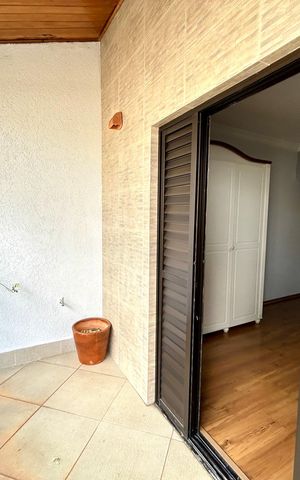 Casa à venda com 220m², 4 quartos e 3 vagas Casa à venda com 220m², 4 quartos e 3 vagasVaranda da Suíte 3