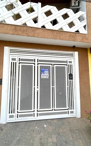 Casa à venda com 220m², 4 quartos e 3 vagas Casa à venda com 220m², 4 quartos e 3 vagasPlaca instalada na fachada do imóvel