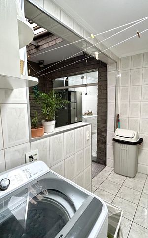 Casa à venda com 220m², 4 quartos e 3 vagas Casa à venda com 220m², 4 quartos e 3 vagasÁrea de Serviço