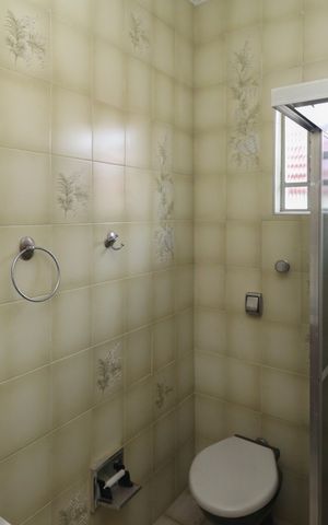 Casa à venda com 190m², 3 quartos e 2 vagas Casa à venda com 190m², 3 quartos e 2 vagasBanheiro