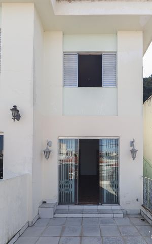 Casa à venda com 190m², 3 quartos e 2 vagas Casa à venda com 190m², 3 quartos e 2 vagasVaranda
