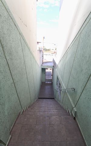 Casa à venda com 190m², 3 quartos e 2 vagas Casa à venda com 190m², 3 quartos e 2 vagasEscada