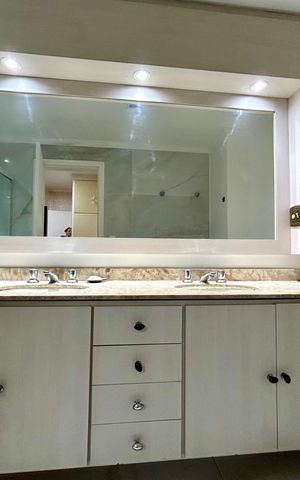 Apartamento à venda com 258m², 3 quartos e 2 vagas Apartamento à venda com 258m², 3 quartos e 2 vagasBanheiro da Suíte 3