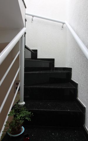 Casa de condomínio à venda com 120m², 3 quartos e 2 vagasEscada
