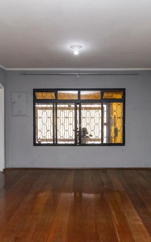 Casa à venda com 160m², 4 quartos e 2 vagas Casa à venda com 160m², 4 quartos e 2 vagasSala