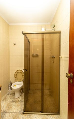 Casa à venda com 160m², 4 quartos e 2 vagas Casa à venda com 160m², 4 quartos e 2 vagasBanheiro
