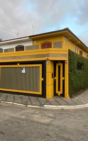 Casa à venda com 160m², 4 quartos e 2 vagas Casa à venda com 160m², 4 quartos e 2 vagasFachada