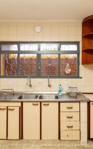 Casa à venda com 160m², 4 quartos e 2 vagas Casa à venda com 160m², 4 quartos e 2 vagasCozinha