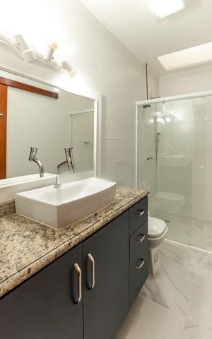 Casa para alugar com 311m², 4 quartos e 4 vagas Casa para alugar com 311m², 4 quartos e 4 vagasBanheiro 2