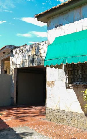 Casa à venda com 173m², 3 quartos e 4 vagas Casa à venda com 173m², 3 quartos e 4 vagasFrente