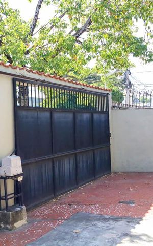 Casa à venda com 173m², 3 quartos e 4 vagas Casa à venda com 173m², 3 quartos e 4 vagasFrente