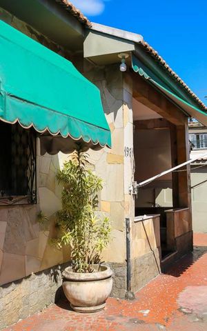 Casa à venda com 173m², 3 quartos e 4 vagas Casa à venda com 173m², 3 quartos e 4 vagasFrente