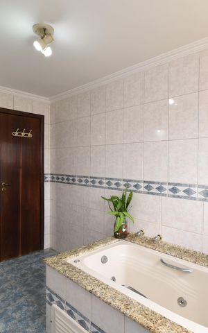Casa de condomínio à venda com 450m², 3 quartos e 4 vagasBanheiro da Suíte