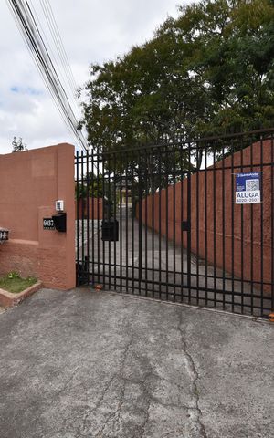 Casa de condomínio à venda com 450m², 3 quartos e 4 vagasFachada com placa