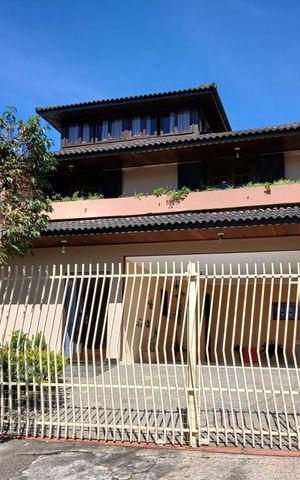 Casa de condomínio à venda com 450m², 3 quartos e 4 vagasFachada