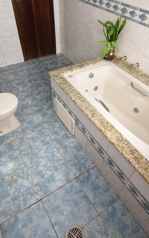 Casa de condomínio à venda com 450m², 3 quartos e 4 vagasBanheiro da Suíte