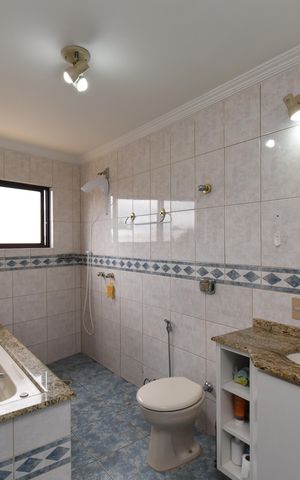 Casa de condomínio à venda com 450m², 3 quartos e 4 vagasBanheiro da Suíte