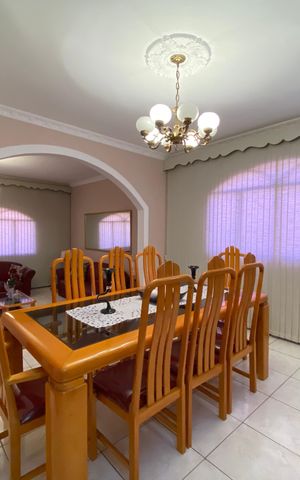 Casa à venda com 212m², 3 quartos e 4 vagas