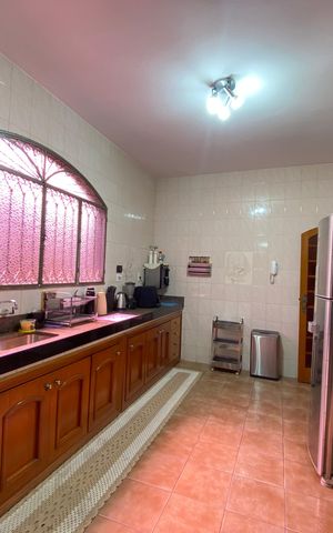 Casa à venda com 212m², 3 quartos e 4 vagas