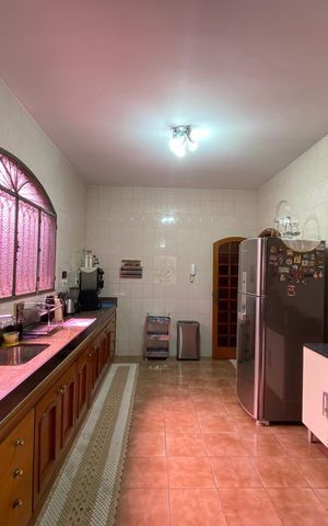 Casa à venda com 212m², 3 quartos e 4 vagas