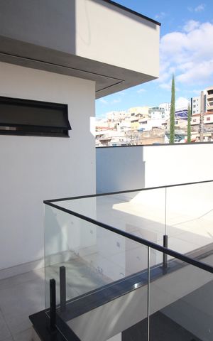 Casa à venda com 330m², 4 quartos e 5 vagasVaranda 1