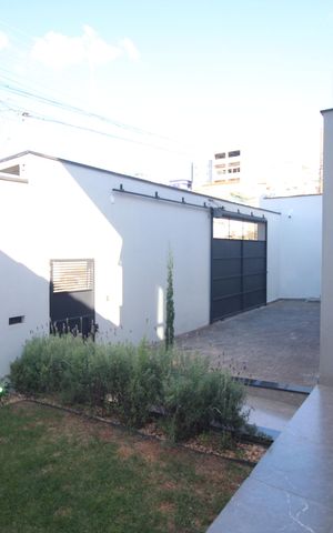 Casa à venda com 330m², 4 quartos e 5 vagasQuintal