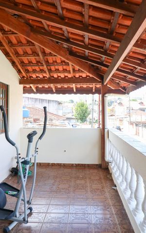 Casa à venda com 160m², 4 quartos e 2 vagas Casa à venda com 160m², 4 quartos e 2 vagasVaranda
