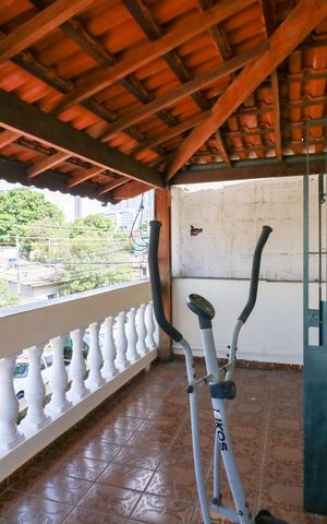 Casa à venda com 160m², 4 quartos e 2 vagas Casa à venda com 160m², 4 quartos e 2 vagasVaranda