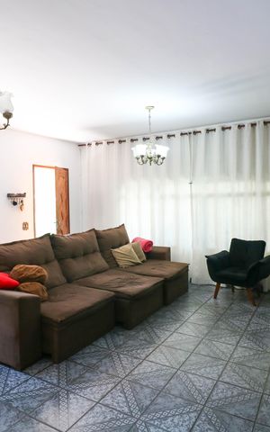 Casa à venda com 160m², 4 quartos e 2 vagas Casa à venda com 160m², 4 quartos e 2 vagasSala