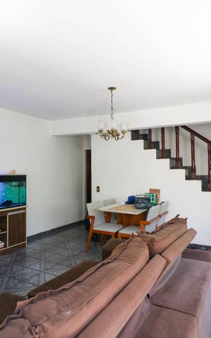 Casa à venda com 160m², 4 quartos e 2 vagas Casa à venda com 160m², 4 quartos e 2 vagasSala