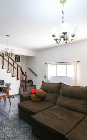 Casa à venda com 160m², 4 quartos e 2 vagas Casa à venda com 160m², 4 quartos e 2 vagasSala