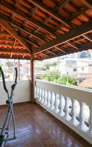 Casa à venda com 160m², 4 quartos e 2 vagas Casa à venda com 160m², 4 quartos e 2 vagasVaranda