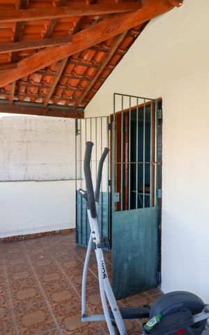 Casa à venda com 160m², 4 quartos e 2 vagas Casa à venda com 160m², 4 quartos e 2 vagasVaranda