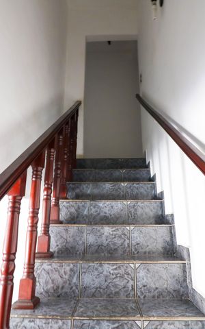 Casa à venda com 160m², 4 quartos e 2 vagas Casa à venda com 160m², 4 quartos e 2 vagasEscada