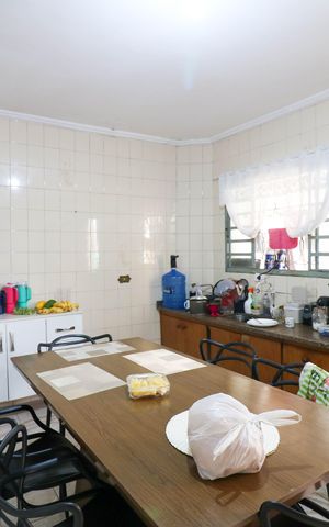 Casa à venda com 160m², 4 quartos e 2 vagas Casa à venda com 160m², 4 quartos e 2 vagasCozinha