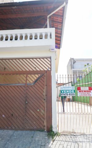 Casa à venda com 160m², 4 quartos e 2 vagas Casa à venda com 160m², 4 quartos e 2 vagasFachada