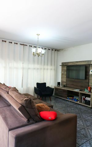 Casa à venda com 160m², 4 quartos e 2 vagas Casa à venda com 160m², 4 quartos e 2 vagasSala