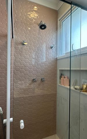 Casa de condomínio à venda com 498m², 3 quartos e 4 vagas Casa de condomínio à venda com 498m², 3 quartos e 4 vagasBanheiro da Suíte 2