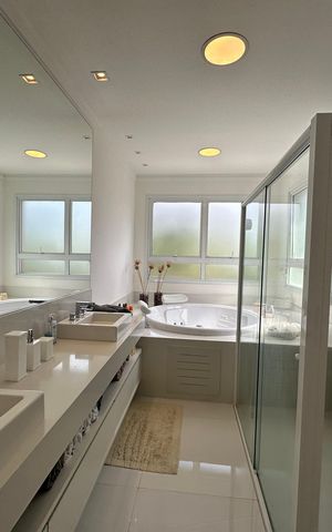 Casa de condomínio à venda com 498m², 3 quartos e 4 vagas Casa de condomínio à venda com 498m², 3 quartos e 4 vagasBanheiro da Suíte 3