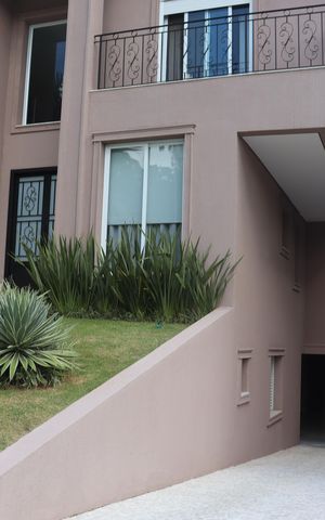 Casa de condomínio à venda com 498m², 3 quartos e 4 vagas Casa de condomínio à venda com 498m², 3 quartos e 4 vagasFachada