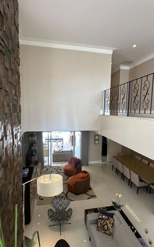 Casa de condomínio à venda com 498m², 3 quartos e 4 vagas Casa de condomínio à venda com 498m², 3 quartos e 4 vagasEscada