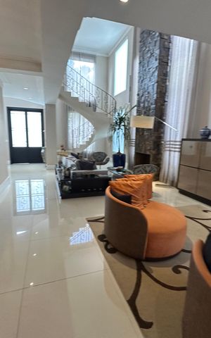 Casa de condomínio à venda com 498m², 3 quartos e 4 vagas Casa de condomínio à venda com 498m², 3 quartos e 4 vagasSala