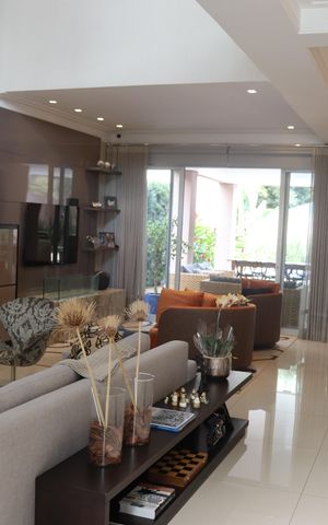 Casa de condomínio à venda com 498m², 3 quartos e 4 vagas Casa de condomínio à venda com 498m², 3 quartos e 4 vagasSala