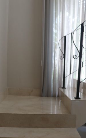Casa de condomínio à venda com 498m², 3 quartos e 4 vagas Casa de condomínio à venda com 498m², 3 quartos e 4 vagasEscada