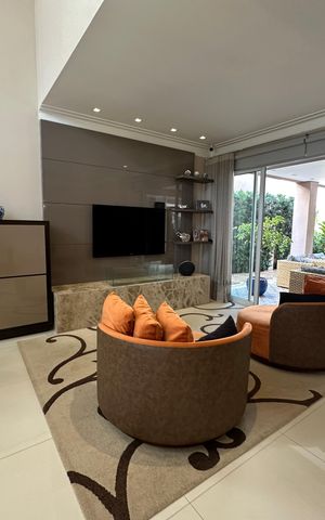 Casa de condomínio à venda com 498m², 3 quartos e 4 vagas Casa de condomínio à venda com 498m², 3 quartos e 4 vagasSala