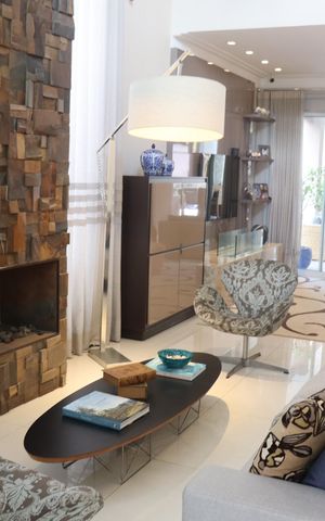 Casa de condomínio à venda com 498m², 3 quartos e 4 vagas Casa de condomínio à venda com 498m², 3 quartos e 4 vagasSala