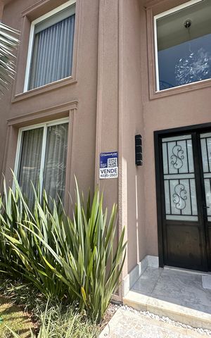 Casa de condomínio à venda com 498m², 3 quartos e 4 vagas Casa de condomínio à venda com 498m², 3 quartos e 4 vagasPlaca